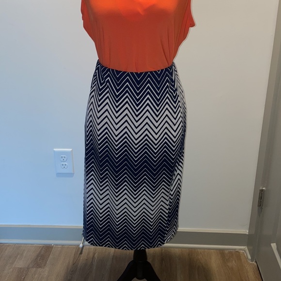 Textured navy skirt - Picture 3 of 5
